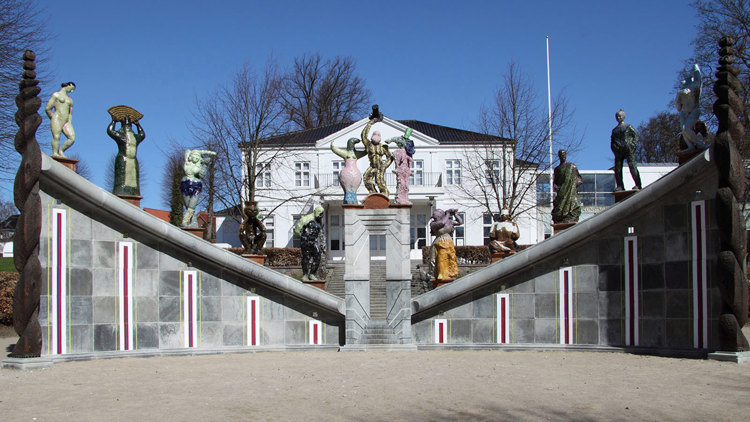 Billede af Horsens Kunstmuseum med skulpturer i forgrunden