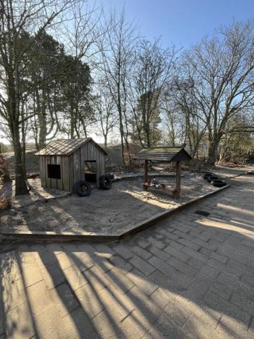 Sandkasse med legehus i Humlebien