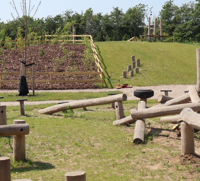 Billedet viser den store udendørs legeplads, som benyttes af børnehaverne. 