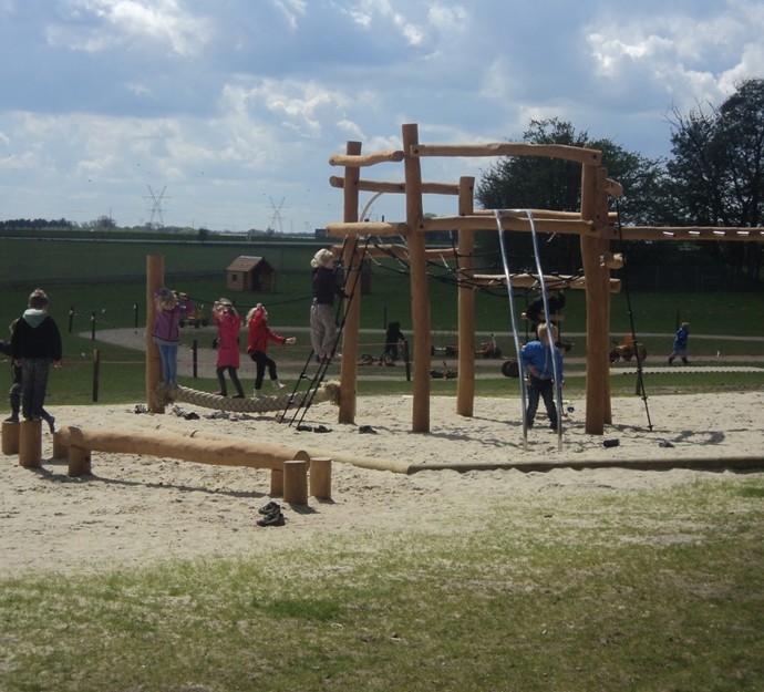 Her ser du en legeplads med legende børn