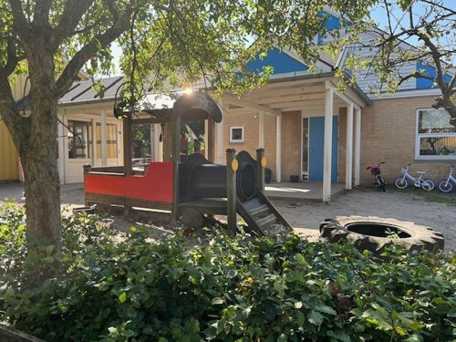 Legetog på legepladsen