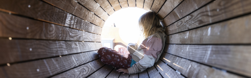 Barn sidder i tunnel