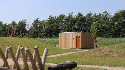 Billedet viser det udendørs værksted, hvor der er mulighed for at være kreativ.