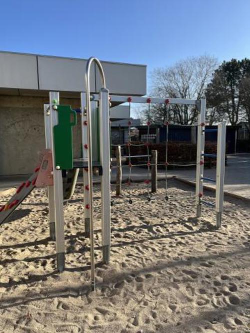 Klatrestativ på legepladsen i Humlebien