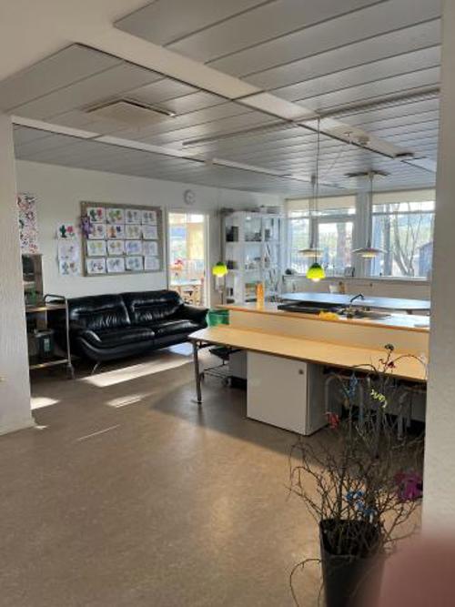 Fællesrummet og køkkenet i Humlebien