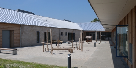 Billedet viser en af legepladserne, som benyttes af vuggestuerne. Der er direkte udgang fra stuerne ud til legepladsen.