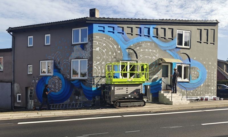 Den polsk-tyske gadekunstner 1010, står bag et ud af to nye gavlmalerier i Hovedgård - her på Horsensvej.